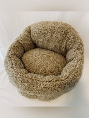 Cozy Round Sherpa Pet Bed in Taupe